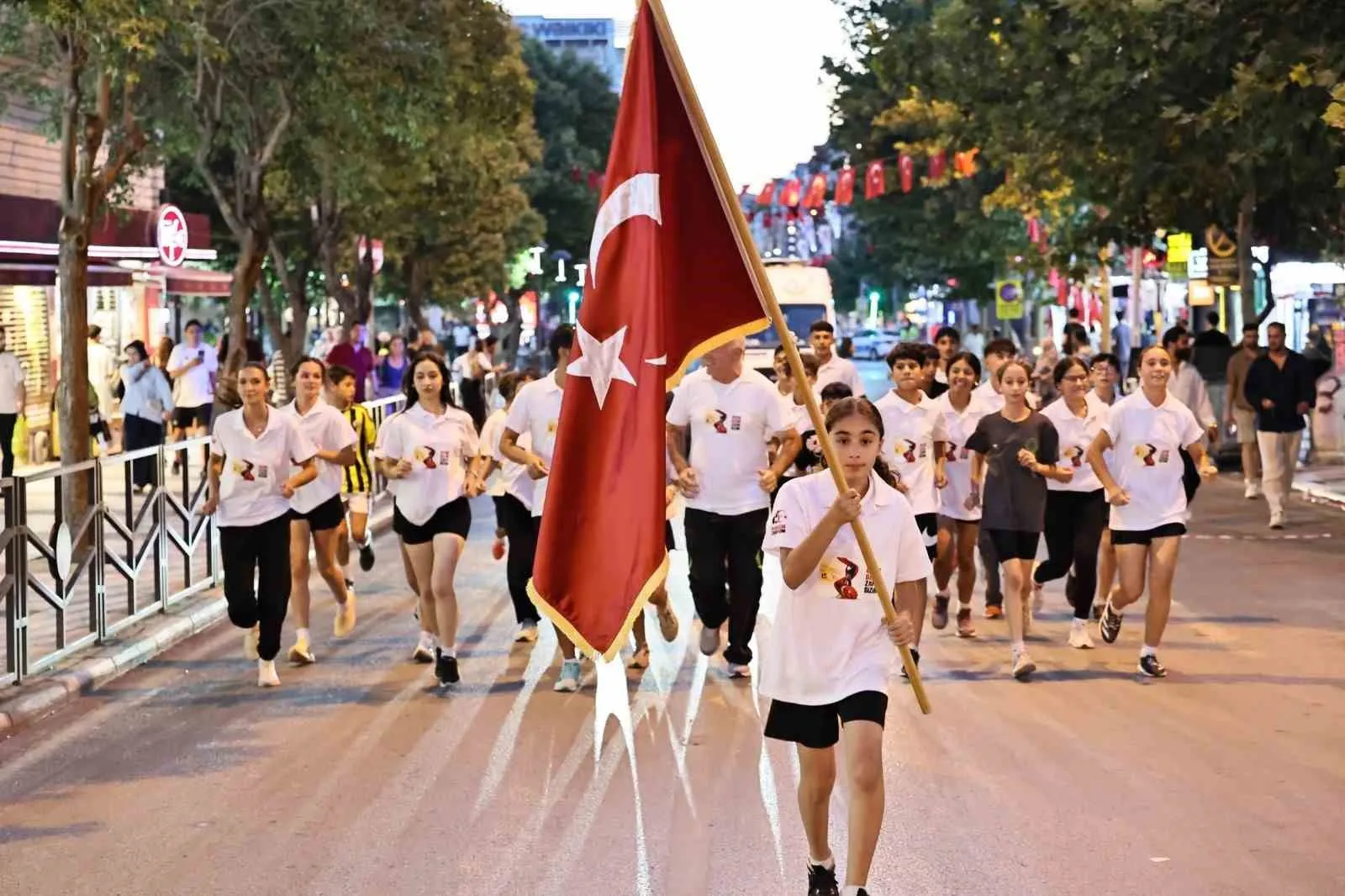 Manisa sokaklarında milli ruh: Ay yıldızlı sancak 25 sporcunun omuzlarında yükseldi
