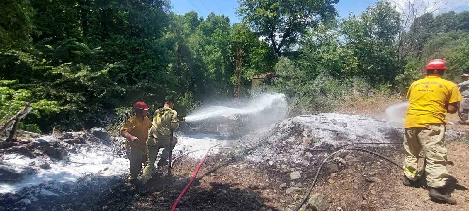 Marmaris'te korkutan yangın: Ekipler alevlerin ormana ulaşmasını son anda engelledi