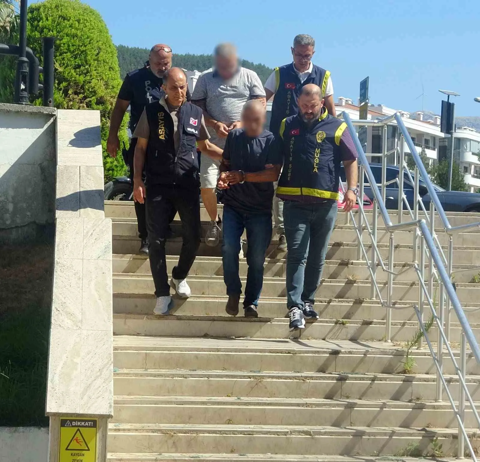 Emniyet müdürlüğünden hırsızlık şüpheliliğine: Parke taşı operasyonunda şok isim