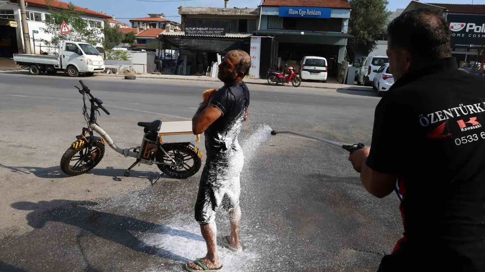 41 derecelik bunaltıcı sıcakta ilginç çözüm: Oto yıkamacıda serinledi