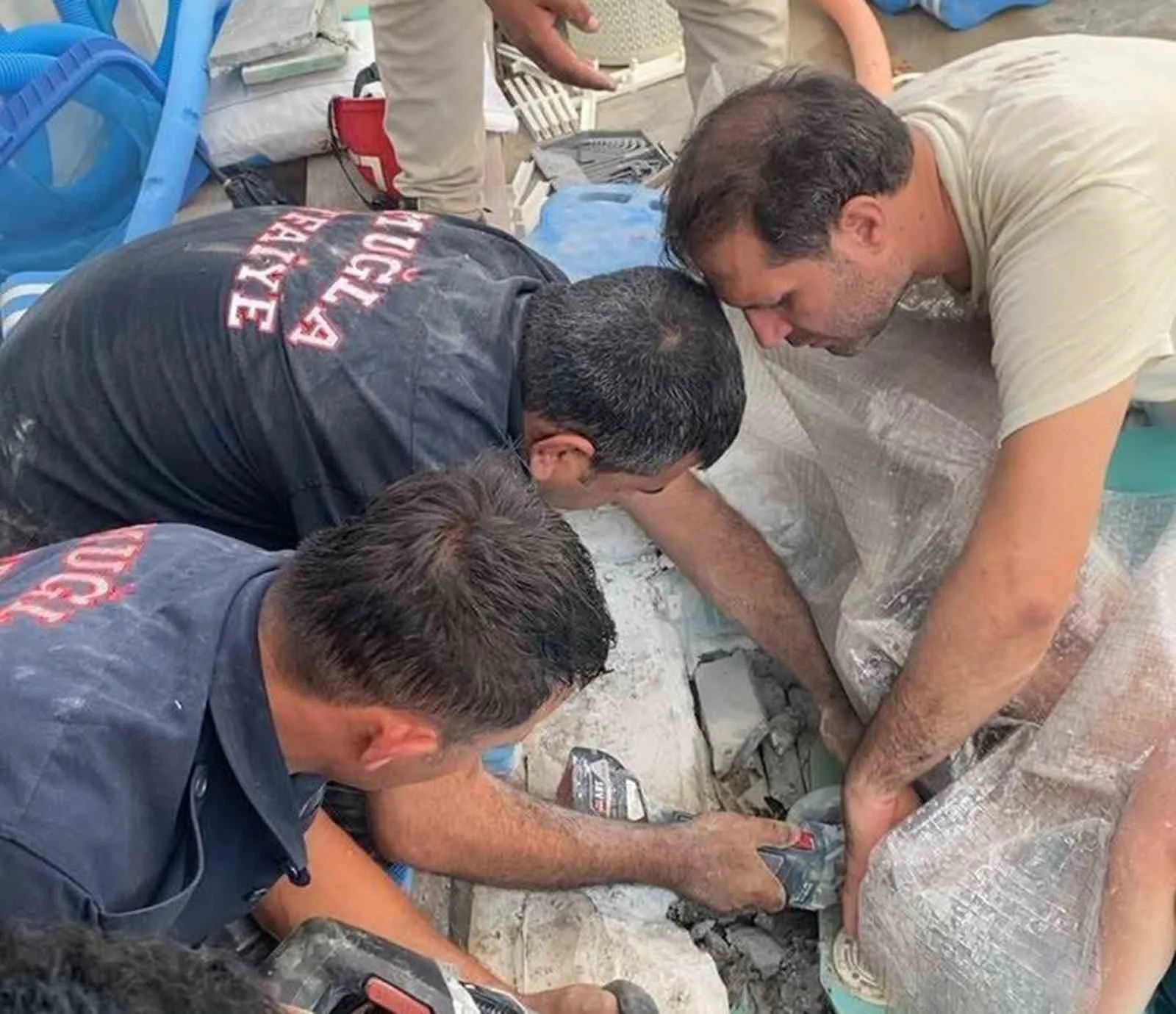 Seydikemer'de korku dolu anlar: Minik T.A. havuzun emiş borusundan son anda kurtarıldı