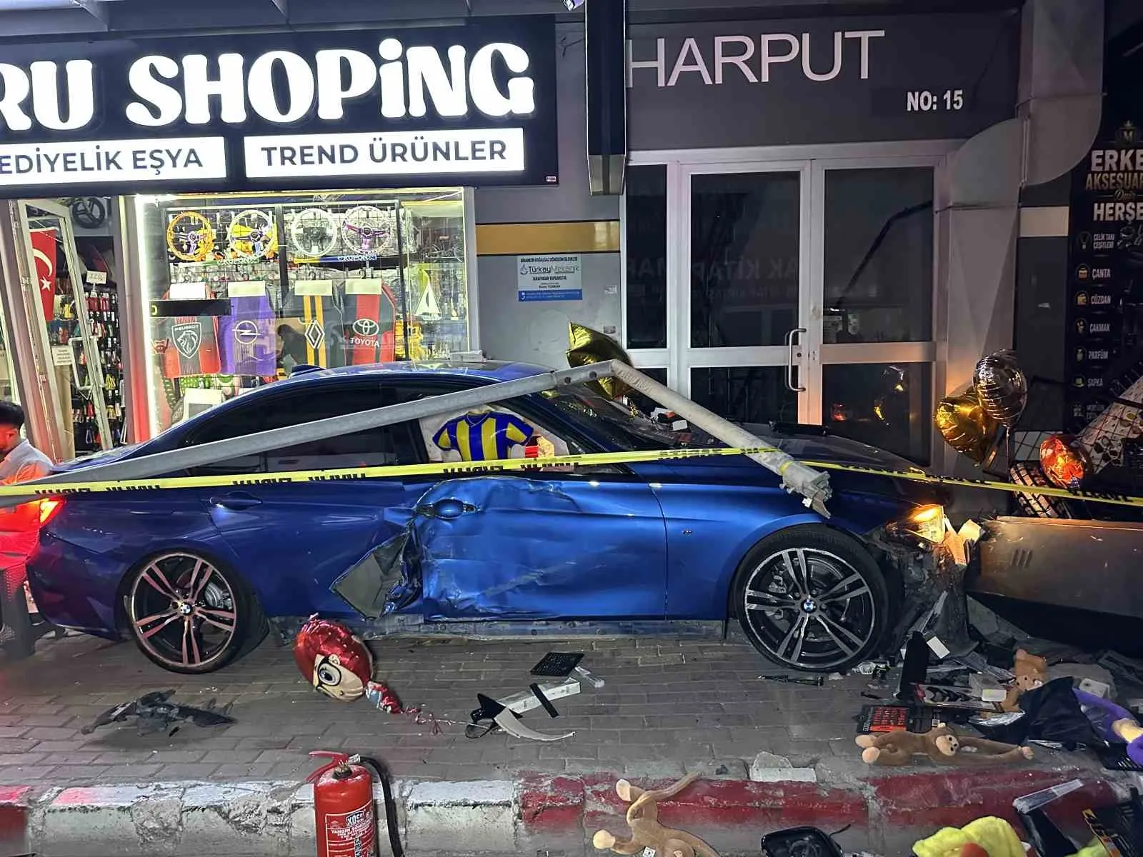 Uşak’ta dehşet anları: Kontrolden çıkan otomobil yayaların arasına daldı