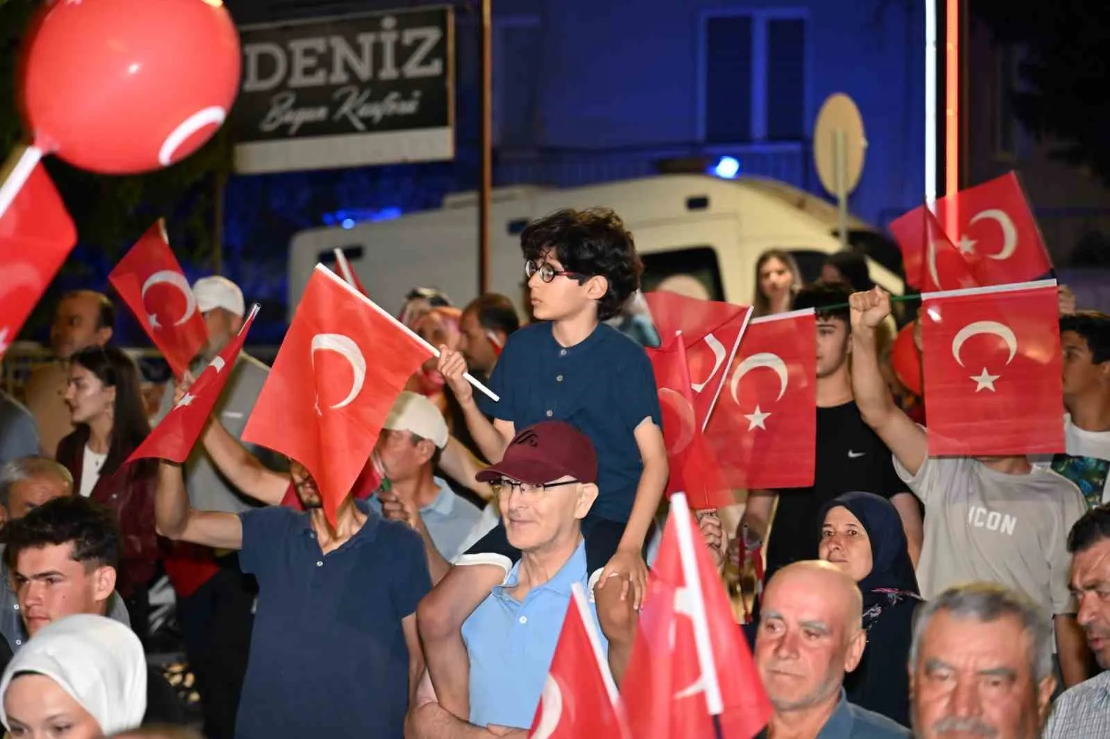 Demirci’de 15 Temmuz ruhu: Kahramanlık ezgileri meydanları inletti