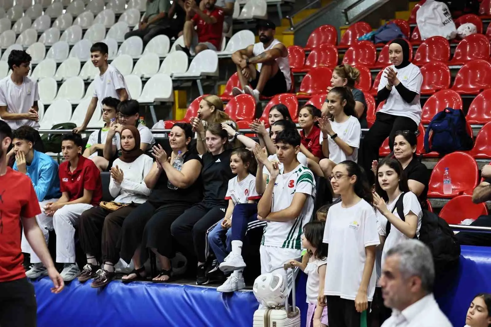 Manisa’nın genç karatecileri tatamiden zaferle ayrıldı