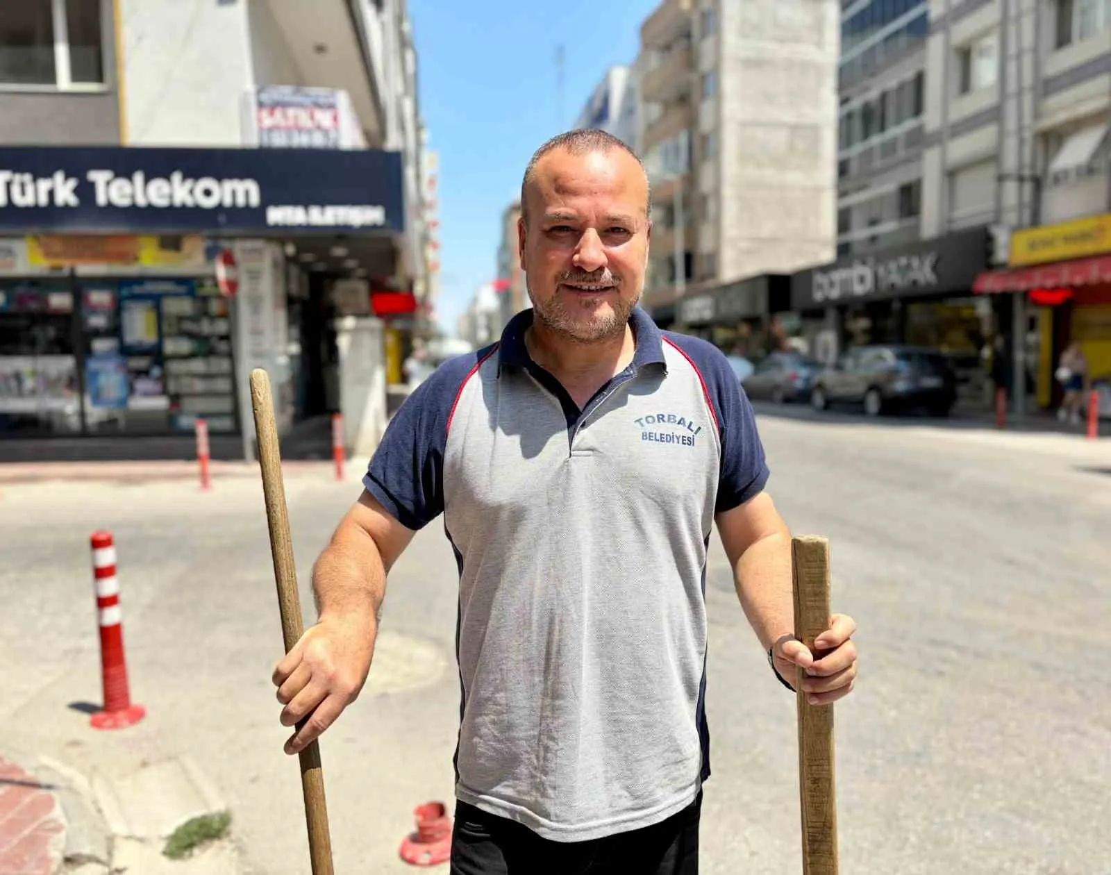 Temizlik işçisinin arabesk tutkusu: Sokakları sahneye, süpürgeyi mikrofona dönüştürdü