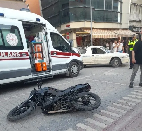 Tavşanlı’da servis aracı ile motosiklet çarpıştı: 2 yaralı