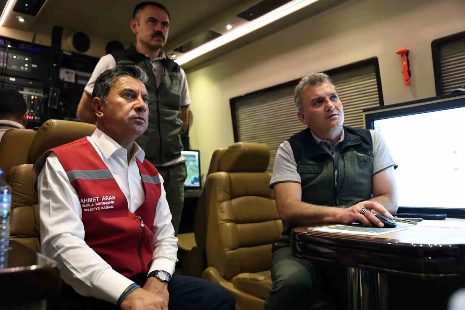 Milas’taki alevlerle topyekûn mücadele: Başkan Aras bölgeye çıkarma yaptı