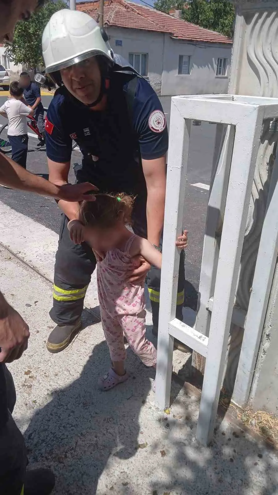 Düğün salonunda korku dolu anlar: Minik çocuğun başı demir kapıya sıkıştı