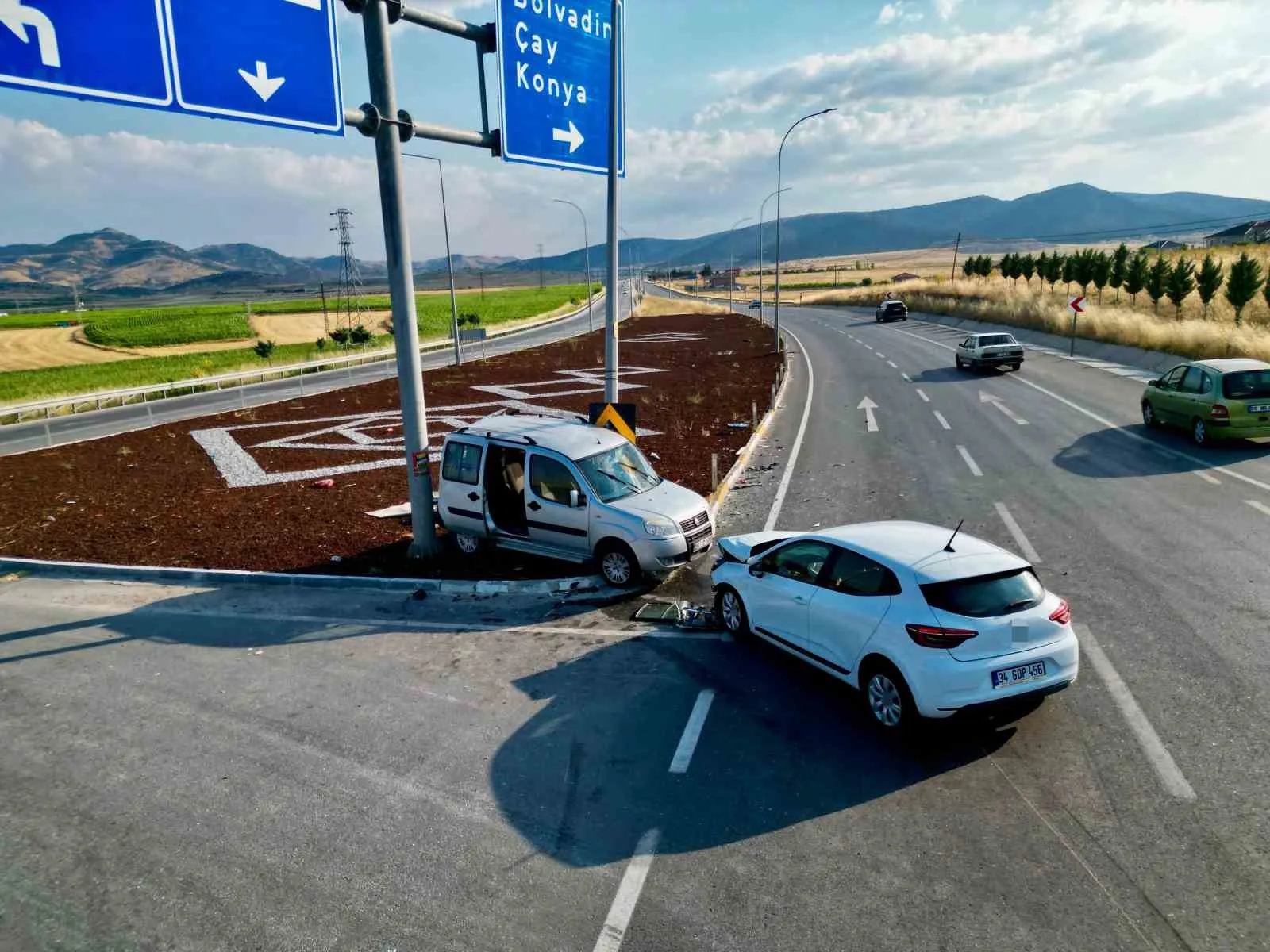 Emirdağ yolunda can pazarı: İki araç çarpıştı, 7 kişi hastanelik oldu