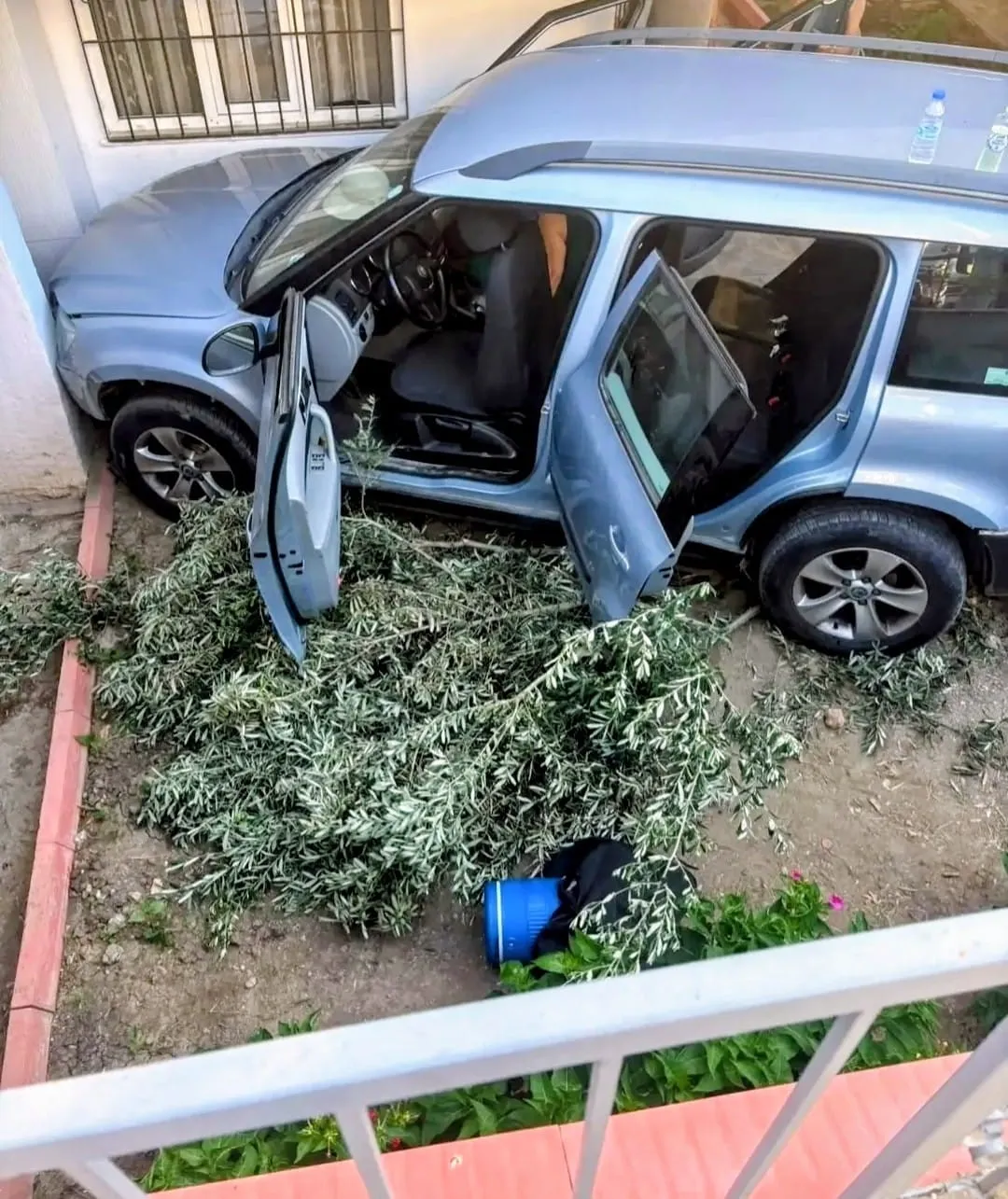 Didim'de korkutan kaza: Kontrolden çıkan otomobil apartman bahçesine daldı