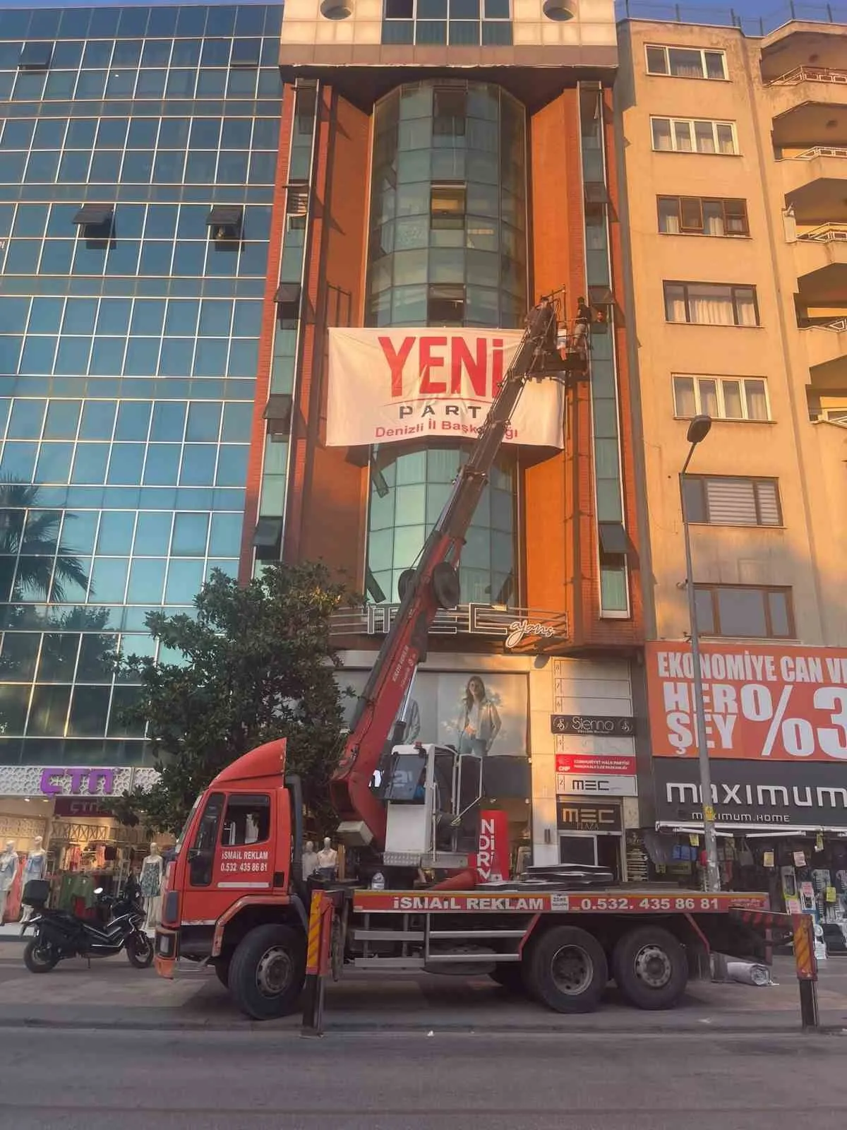 Denizli siyasetinde hareketli saatler: Yeni Parti tabelası eski binada yükseldi