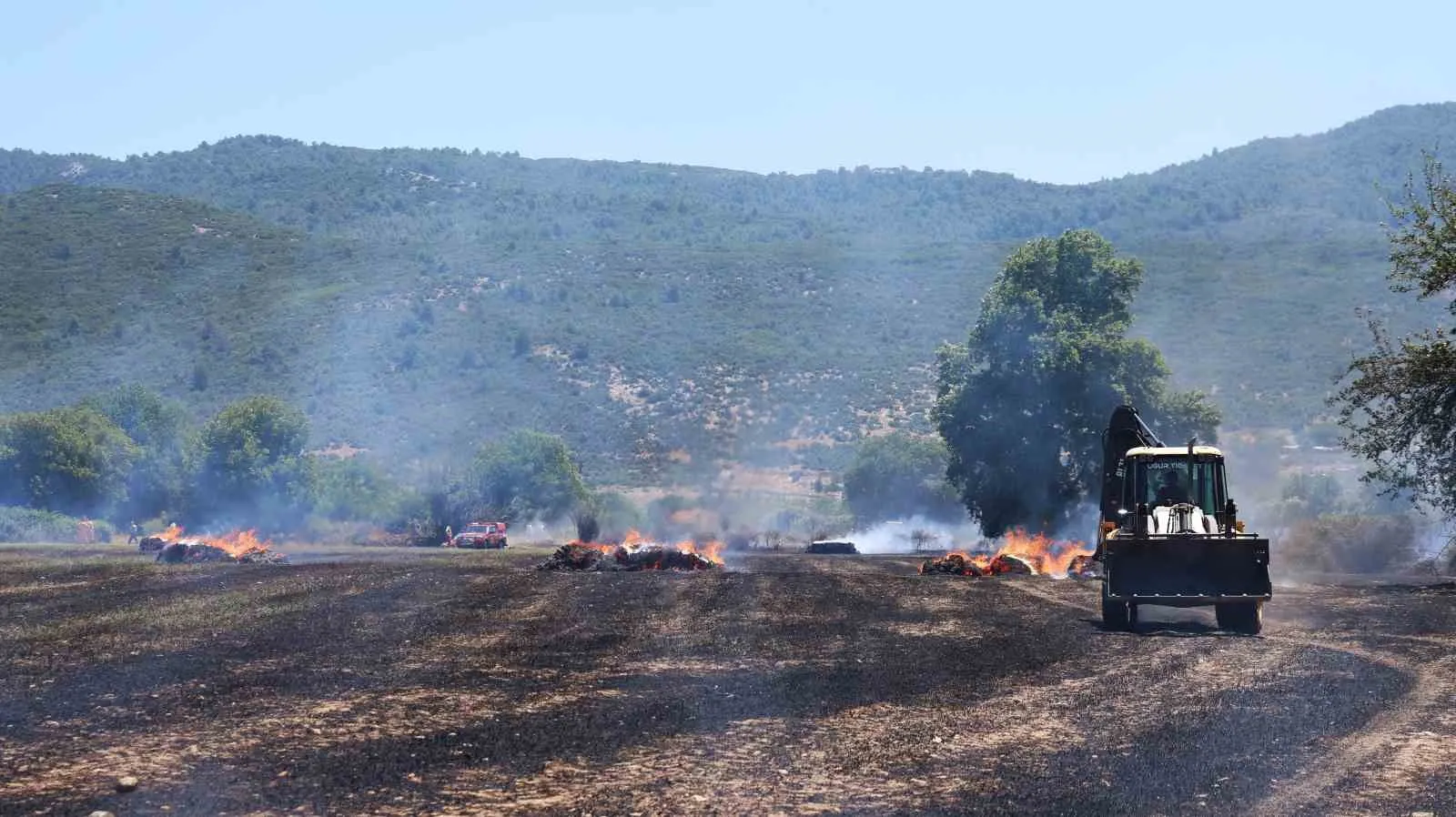 Menteşe'de hasat sonrası kabus: Rüzgarın körüklediği alevler tonlarca samanı küle çevirdi