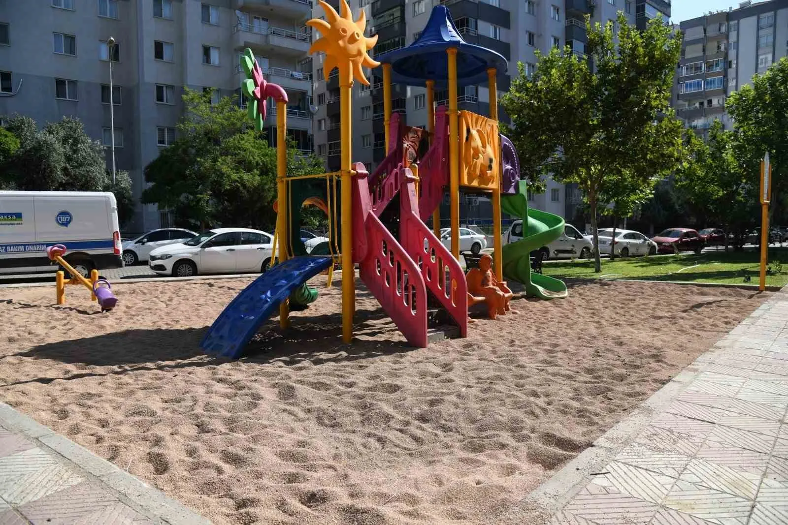 Yunusemre’de oyun alanlarına doğa dostu dokunuş: Zeytin çekirdeği dönemi başladı
