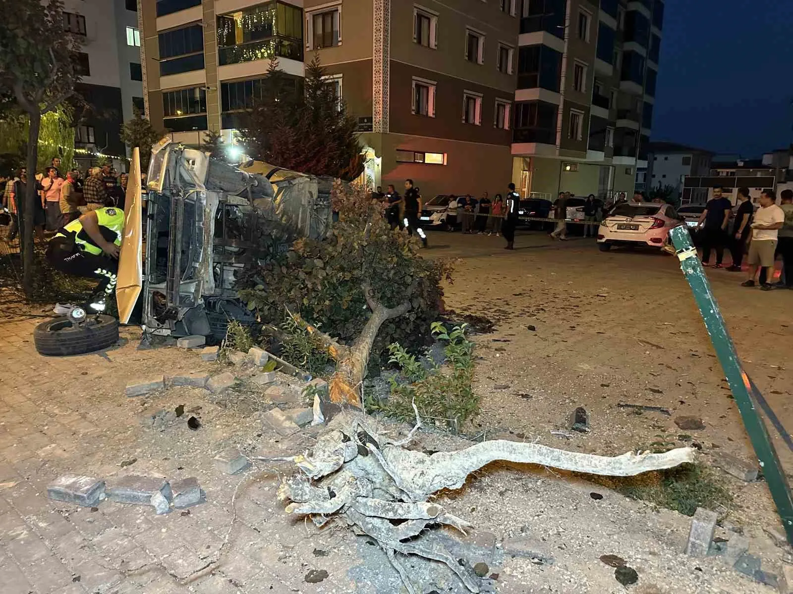 Uşak’ta saniyelerle ölçülen facia: Otomobil yayaların arasına daldı