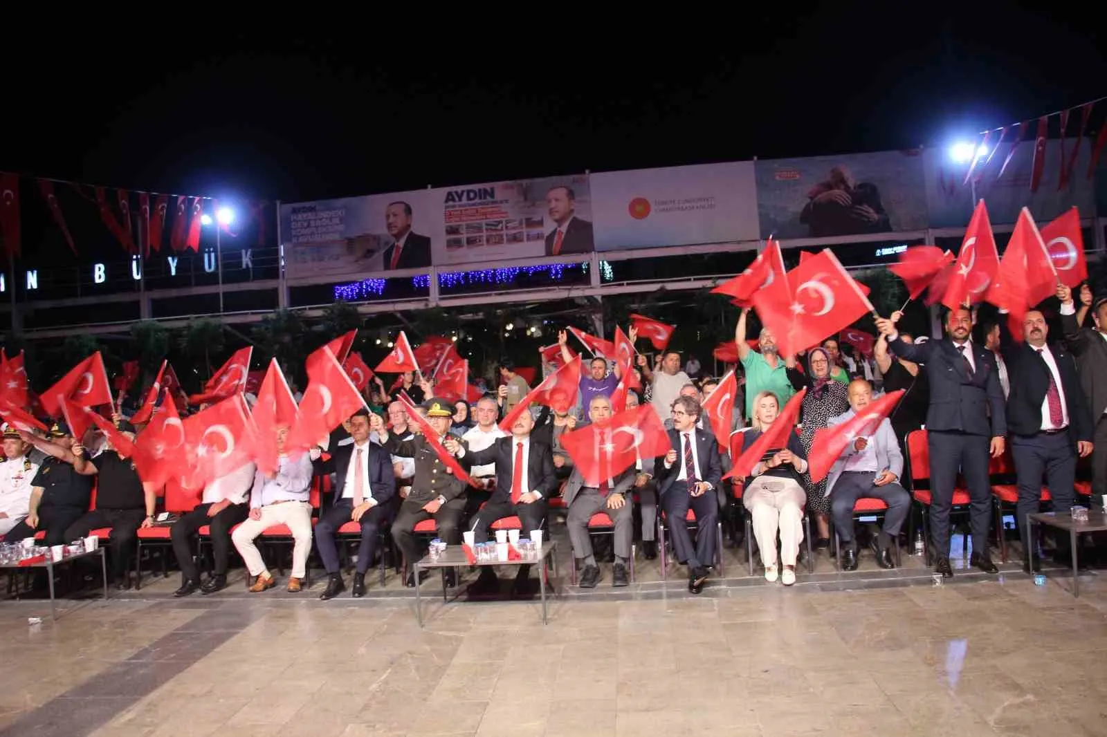 Aydın’da demokrasi nöbeti: 15 Temmuz’un izleri meydanlarda tazelendi