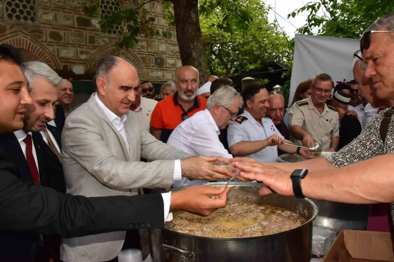 Manisa’da vefa sofrası: Şehit aileleri ve gaziler aşurede buluştu