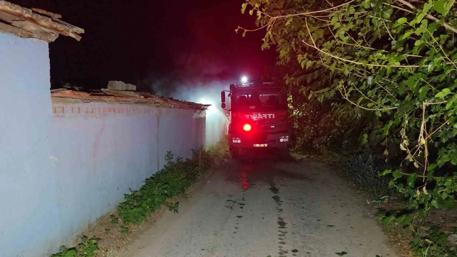 Nazilli'de korku dolu anlar: Odunluktan yükselen alevler evi tehdit etti