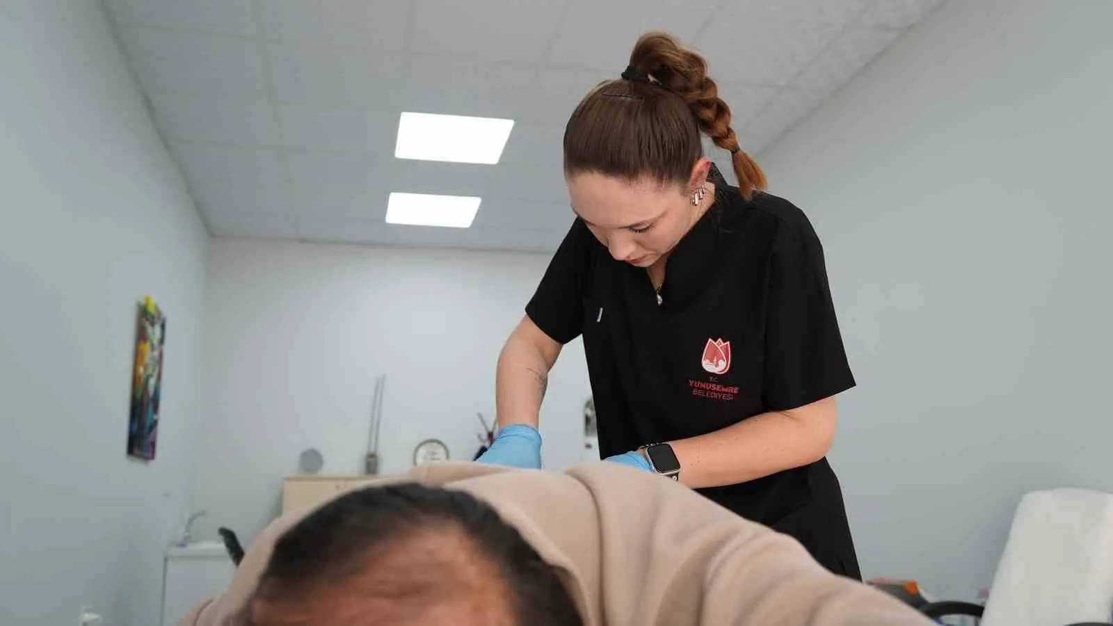 Yunusemre’de sağlık seferberliği: Binlerce kişiye ücretsiz dokunuş