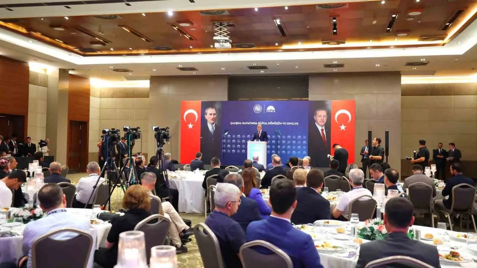 Bakan Işıkhan’dan gençlere dijital çağrısı: Geleceğin mesleklerine hazır mıyız?