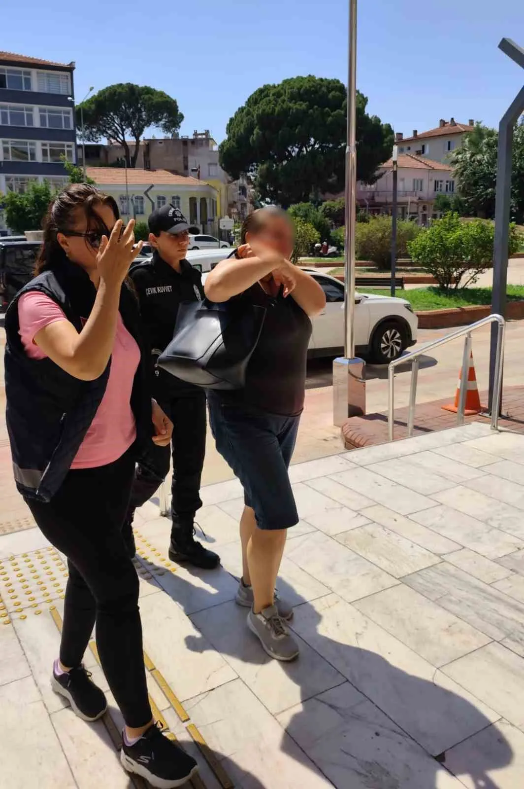 Aydın'da meydan okuyan kadın adliye yolunda sessizliğe büründü