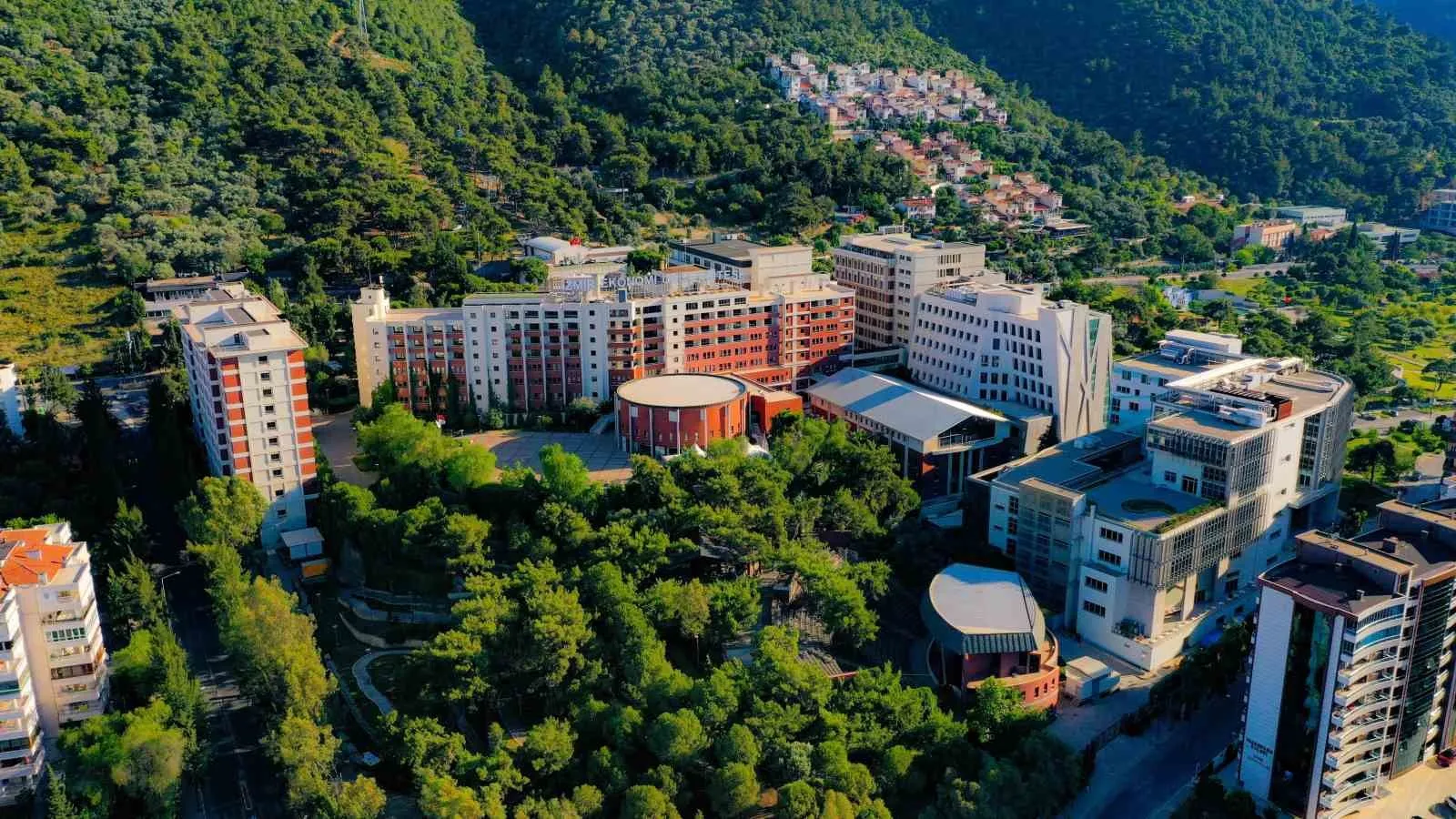 Diploma tek başına yetmiyor: İEÜ öğrencileri dijital rozetlerle fark yaratıyor