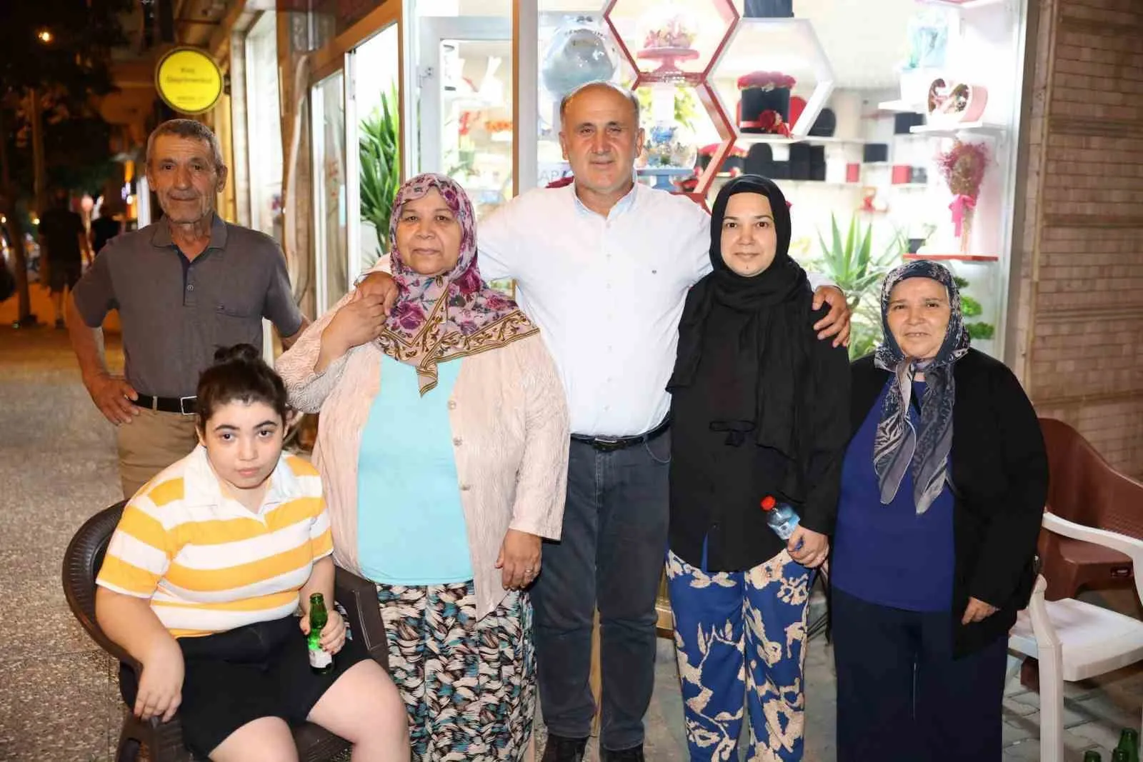 İncirliova'da akşam mesaisi: Başkan Kaya mahalleliyle çay eşliğinde dertleşti