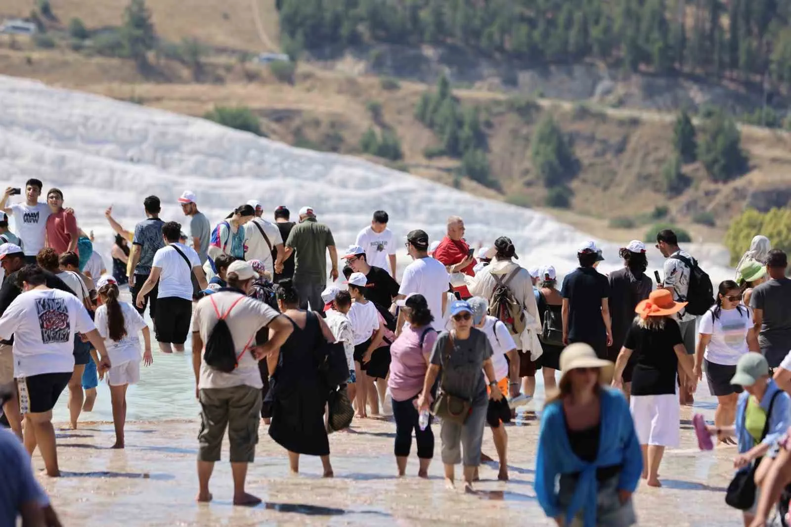 Hamleler bu kez tarihe yapıldı: Satranç ustaları beyaz cennette stres attı