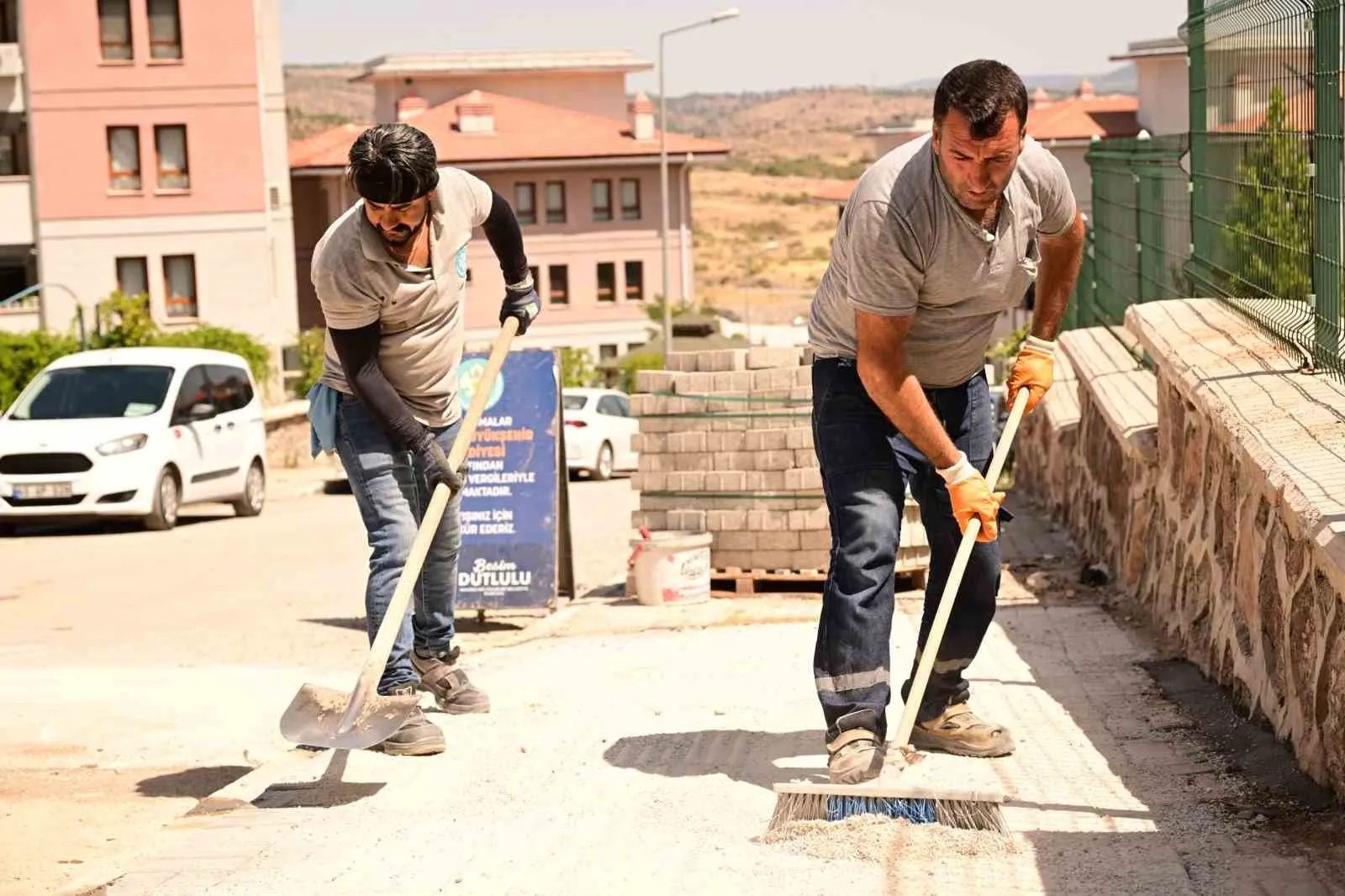 Akgedik'te ulaşım konforu için düğmeye basıldı: Yollar baştan aşağı yenileniyor
