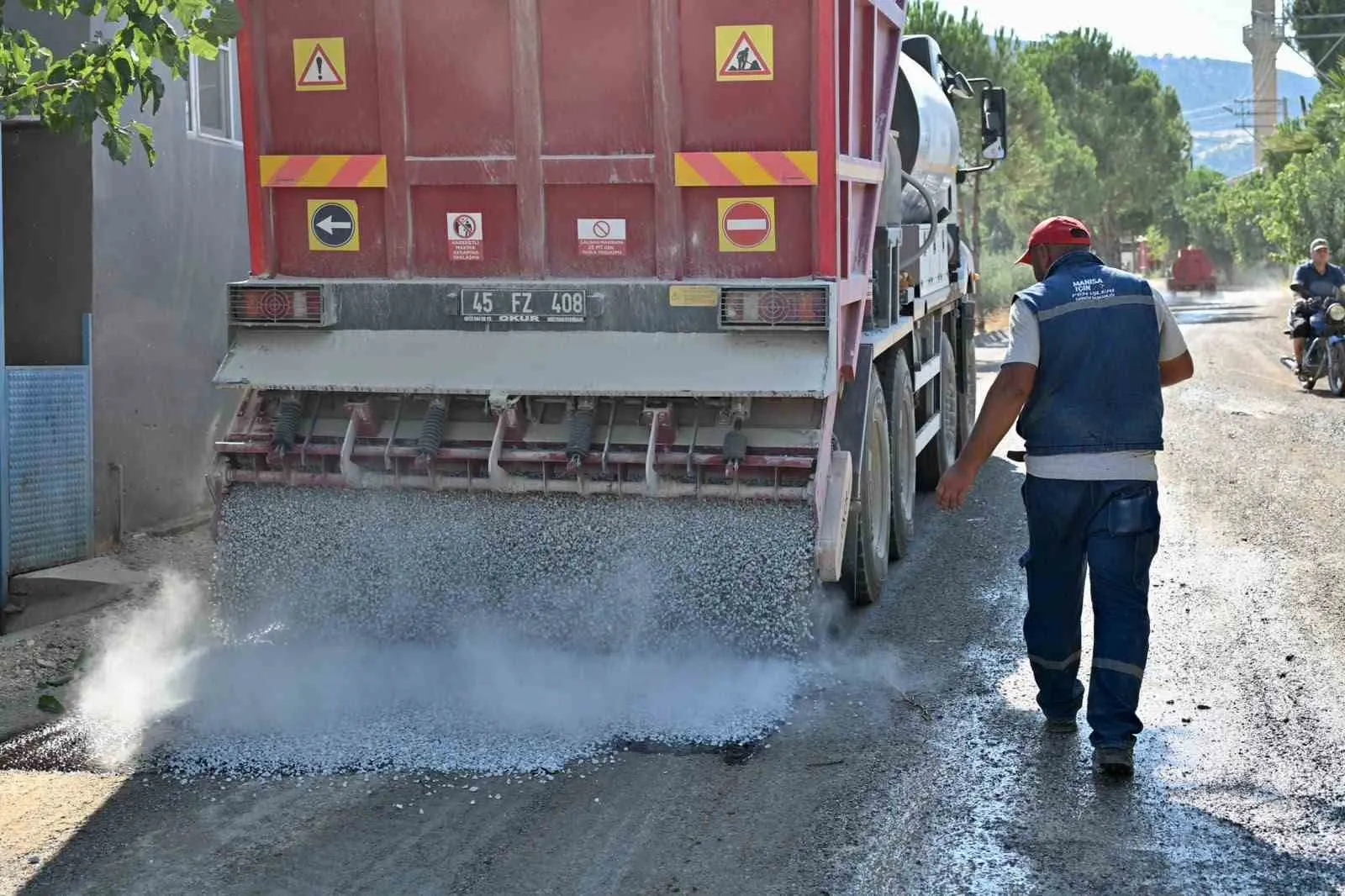 Alaşehir’de ulaşım çilesine asfaltlı çözüm: Üreticinin yüzü güldü