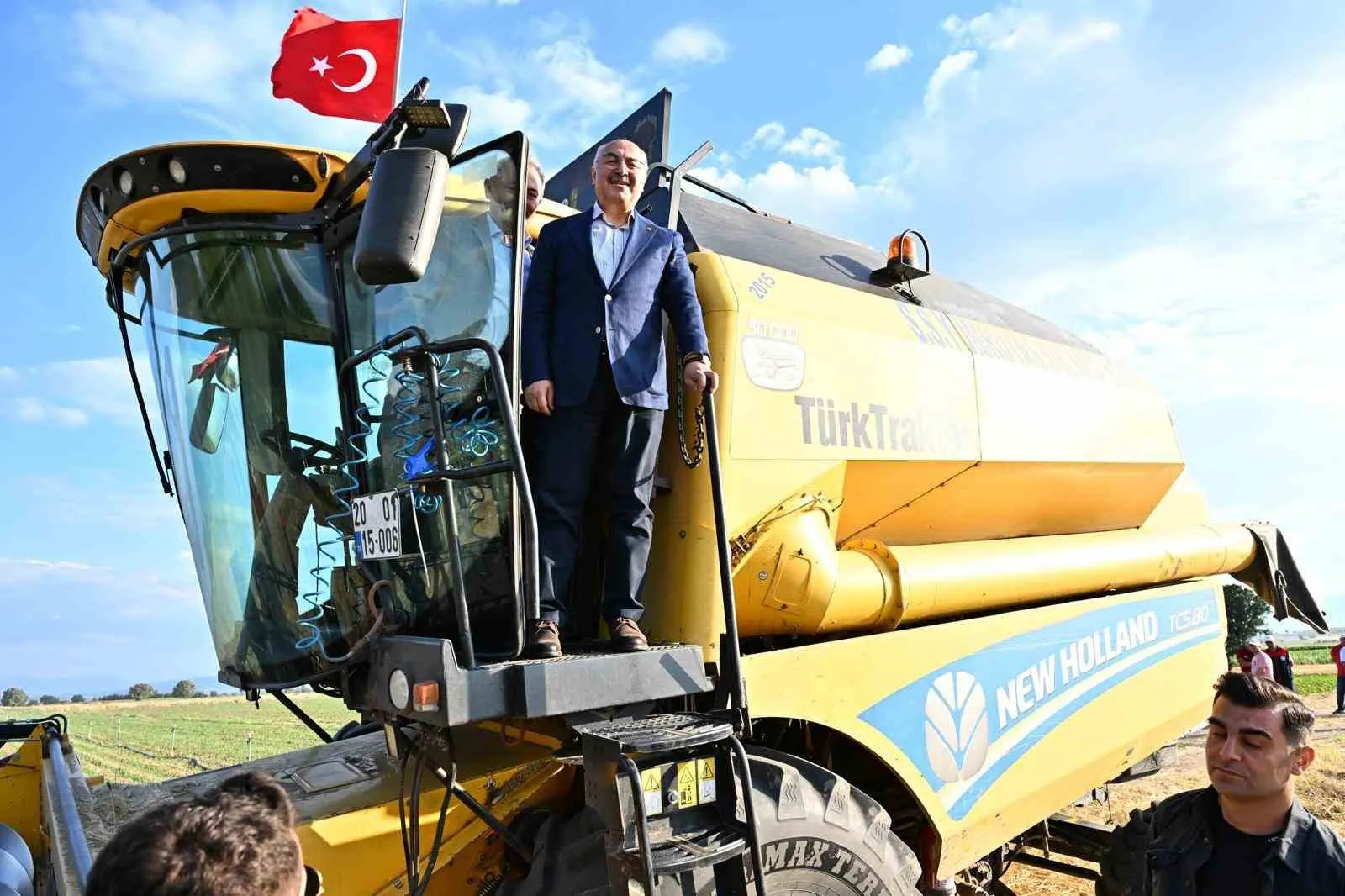 Denizli’de yerli tohumla verim seferberliği: Vali Köşger biçerdöver koltuğuna geçti