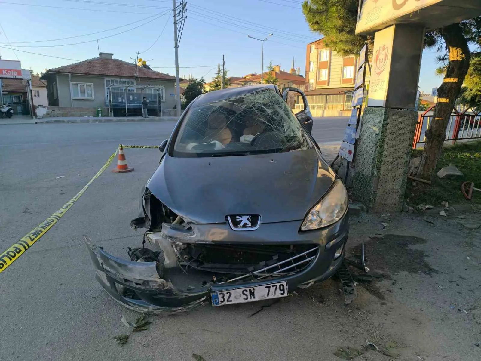 Afyonkarahisar'da korkunç kaza: Direksiyon hakimiyetini kaybeden sürücü ağır yaralandı