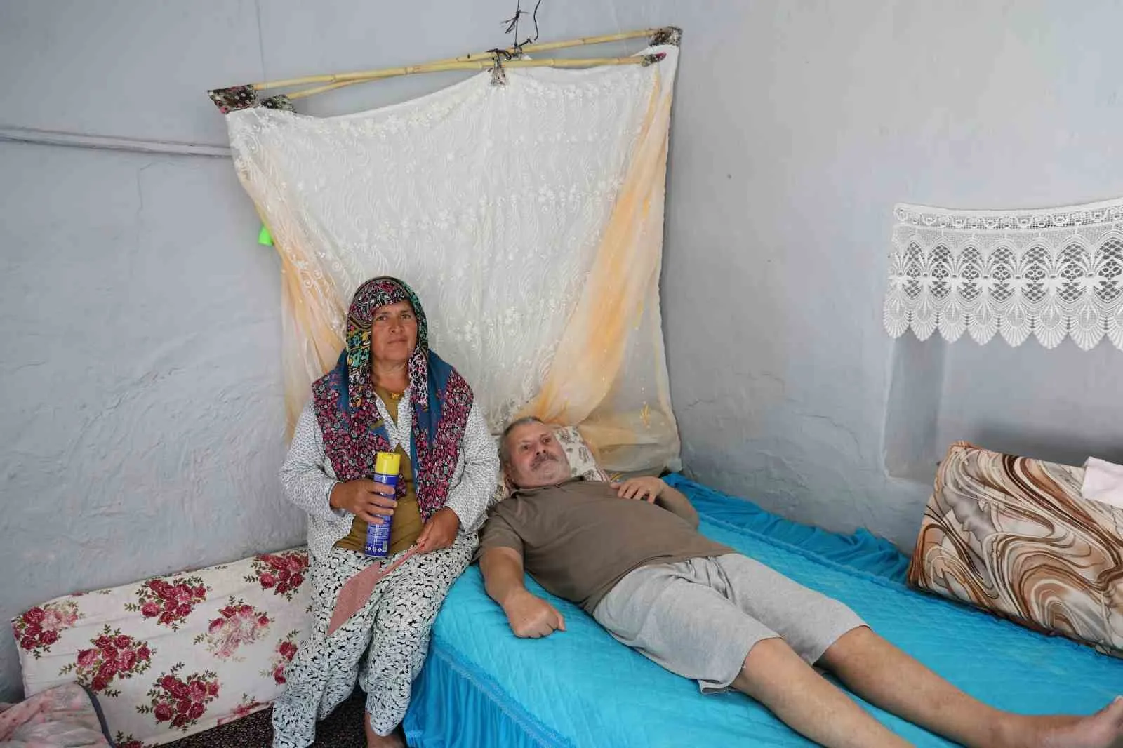 Felçli eşinin huzuru için sineklerle savaşıyor: Bir anlık boşluk bırakmıyor
