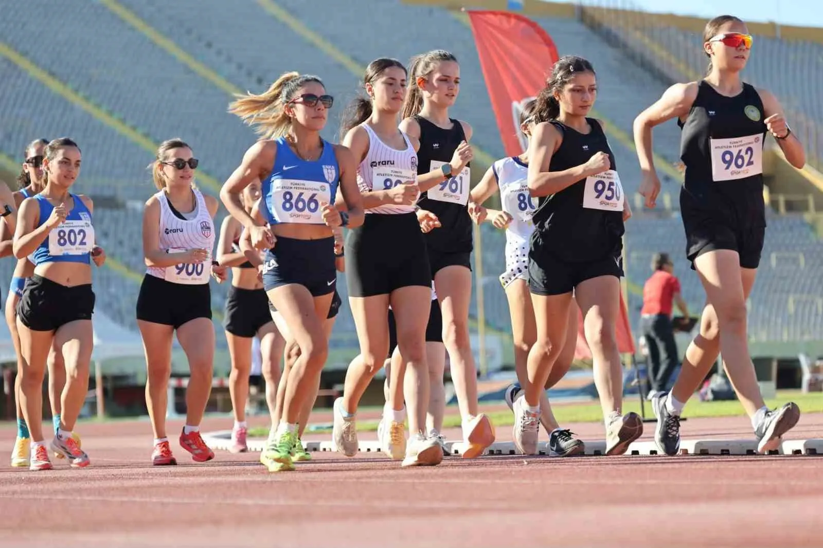 Manisa BBSK atletizmde zirveyi bırakmadı: 11 sporcuyla 14 ödüllük zafer
