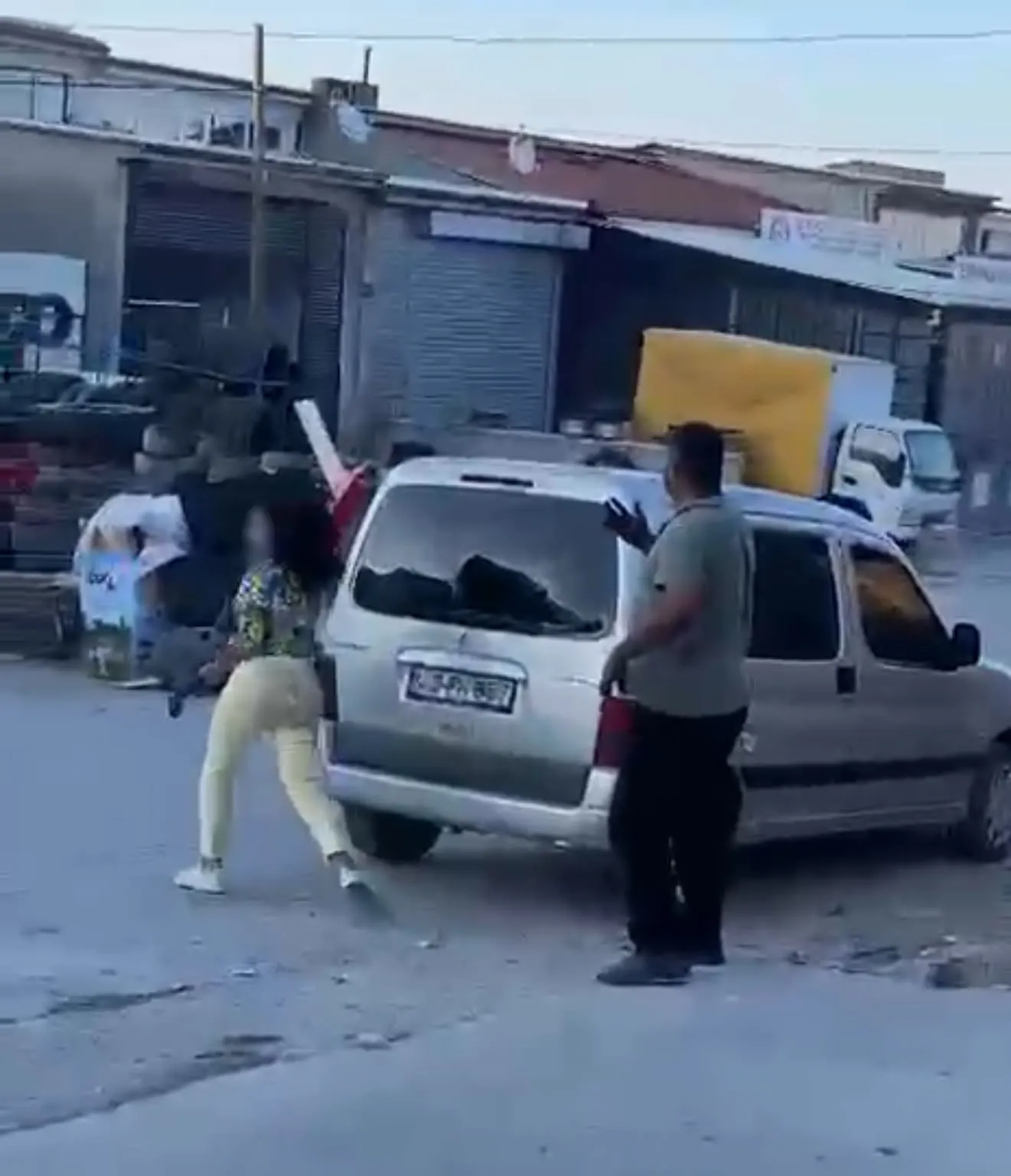 Sevgilisinin dükkanını savaş alanına çevirdi: Çekiçli öfke kamerada