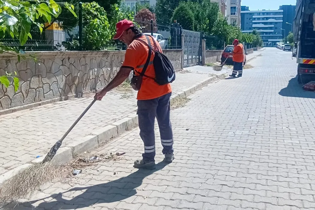 Efeler'de hijyen seferberliği: Sokaklar pırıl pırıl oldu