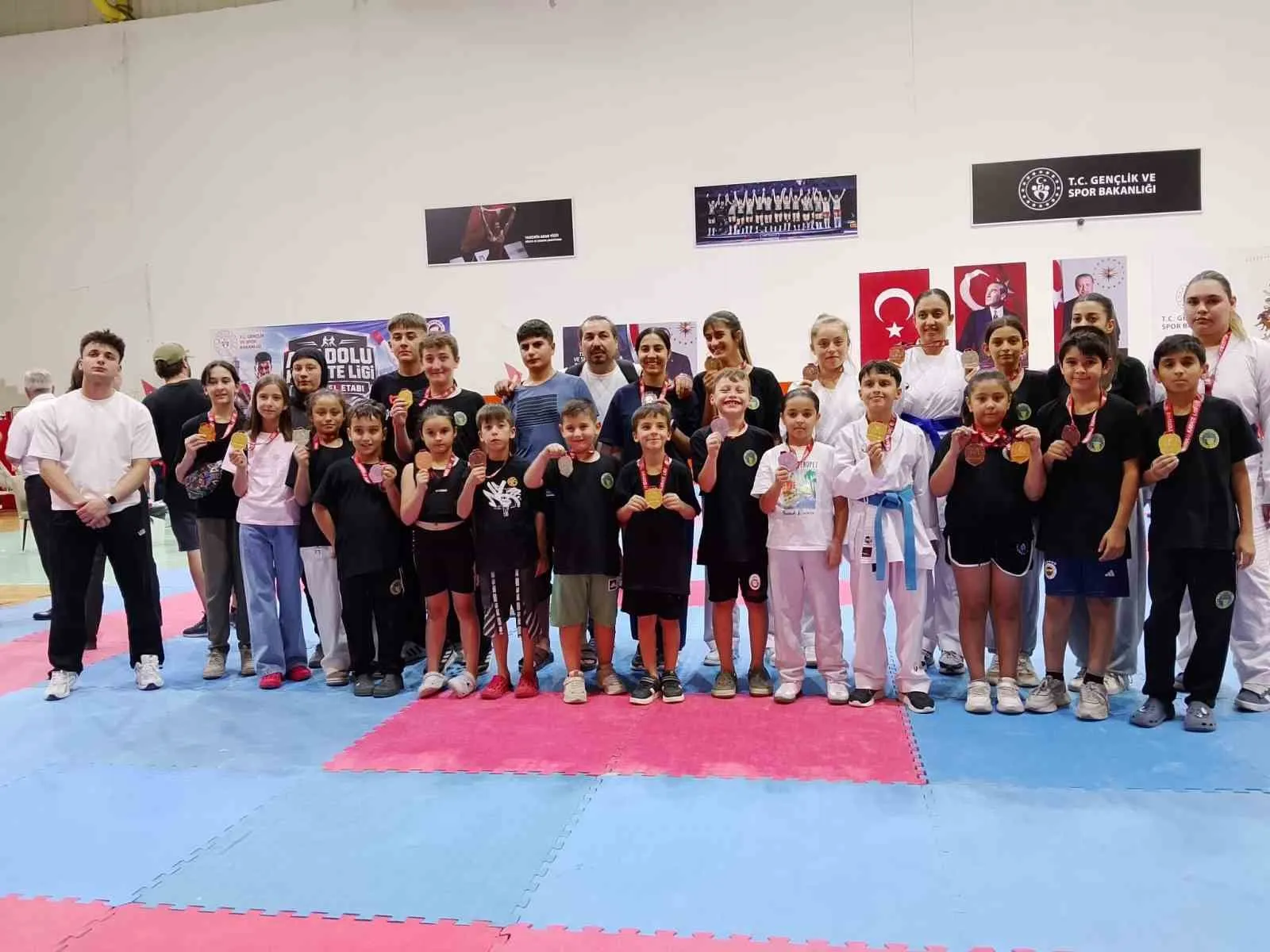 Alaşehirli karatecilerin İzmir çıkarması: 27 madalya ile kupa sevinci
