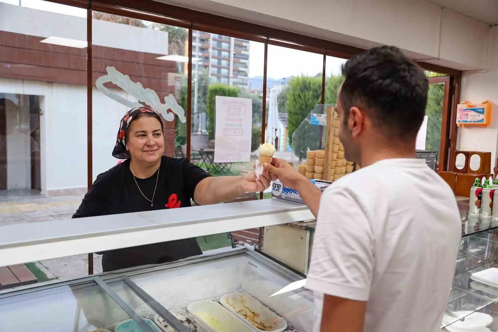 Efeler’de yaz akşamlarının yeni adresi: Bilim Kafe mesaiyi uzattı