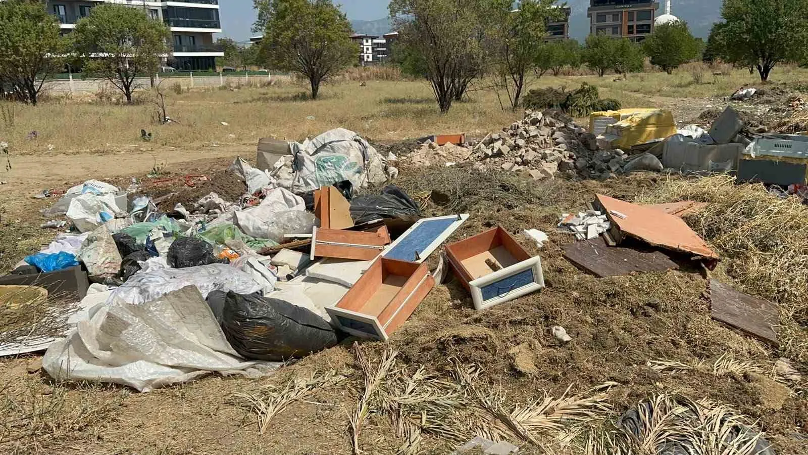 Kemalpaşa'da pes dedirten manzara: Belediye binasının arka bahçesi çöplüğe döndü