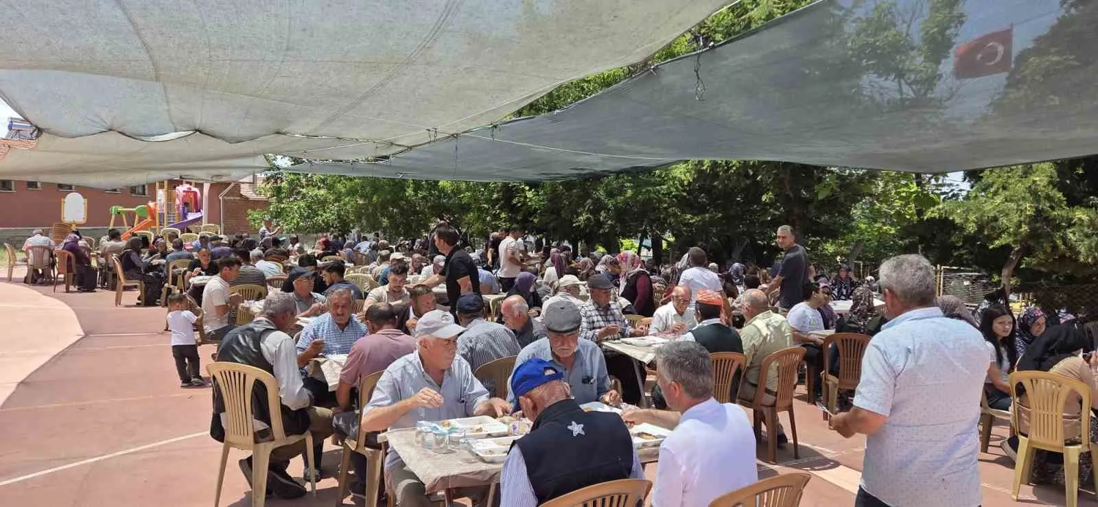 Manisa Beğel’de dev sofralar kuruldu: 2 bin kişi aynı gönülde buluştu