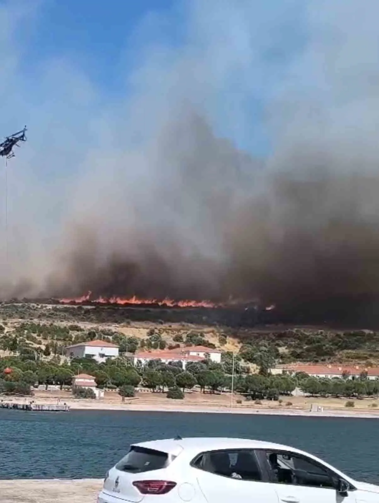 Foça ormanlarında alarm: Alevlerle mücadele havadan ve karadan devam ediyor