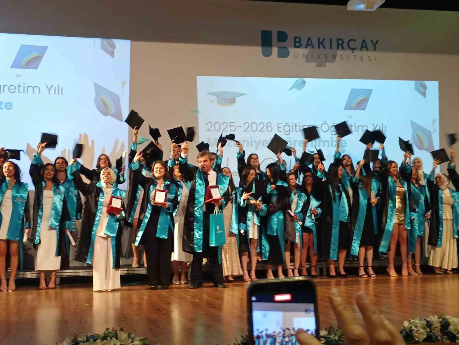 Oğlu tıp fakültesini kazandı, o ise üniversite birincisi oldu: 51 yaşında gelen büyük başarı