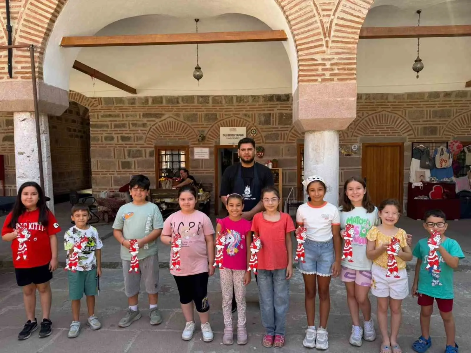 Minik ellerden milli dokunuş: Hacivat ve Karagöz ay-yıldızlı renklerle buluştu