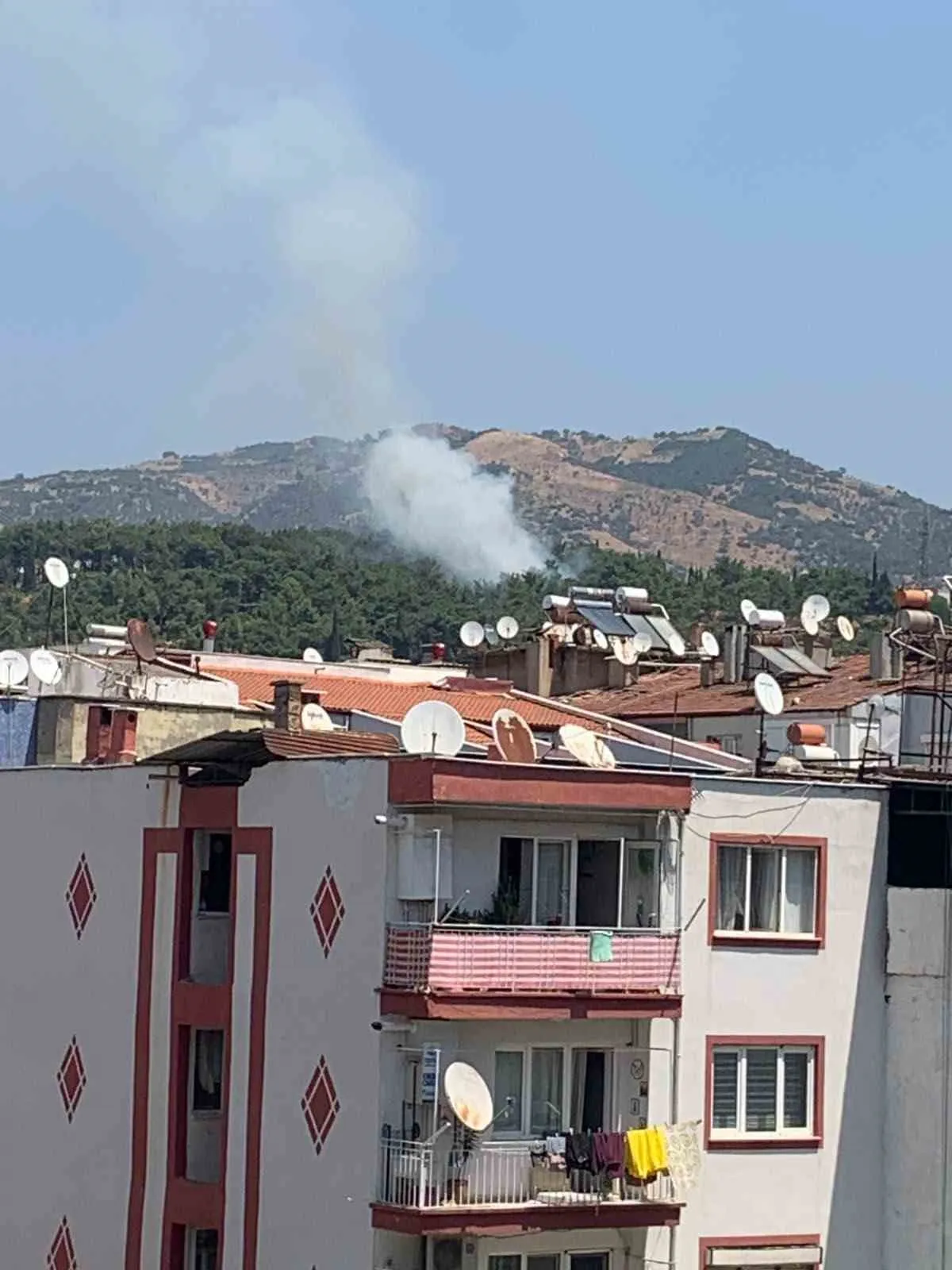 Aytepe'de korkutan yangın: Ekipler felaketi önledi