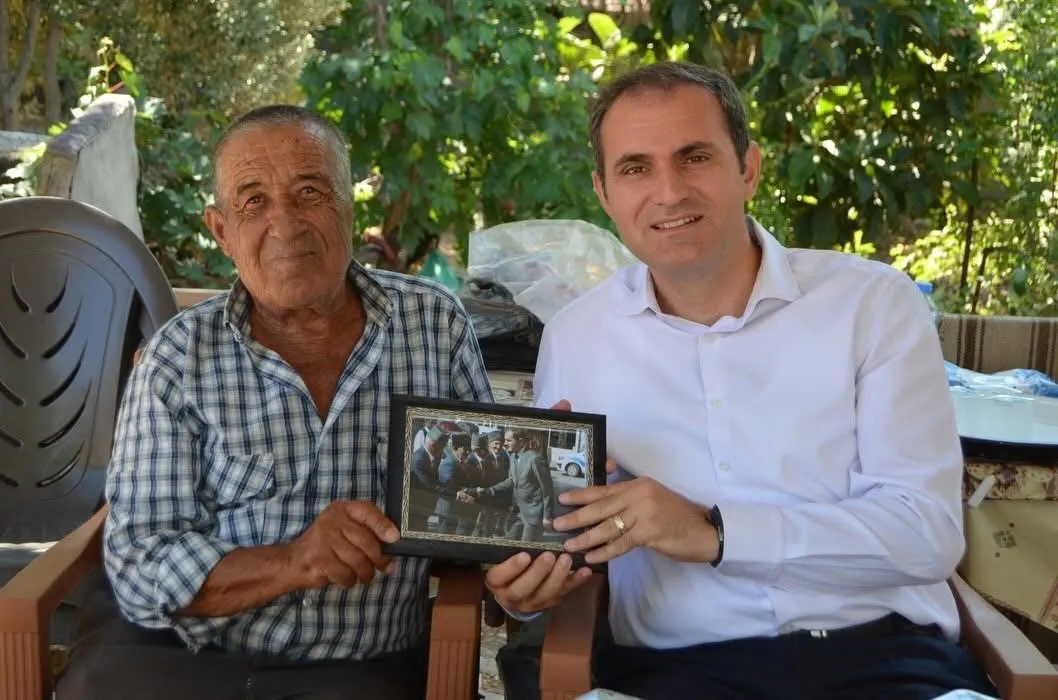 Bayındır’da vefa buluşması: Kaymakam Mete kahramanları evlerinde ziyaret etti
