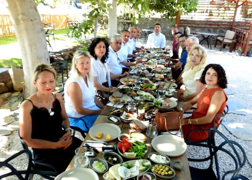 Çeşme’den Afyon’a uzanan veda: Müftü Murat Yılmaz mesai arkadaşlarıyla helalleşti