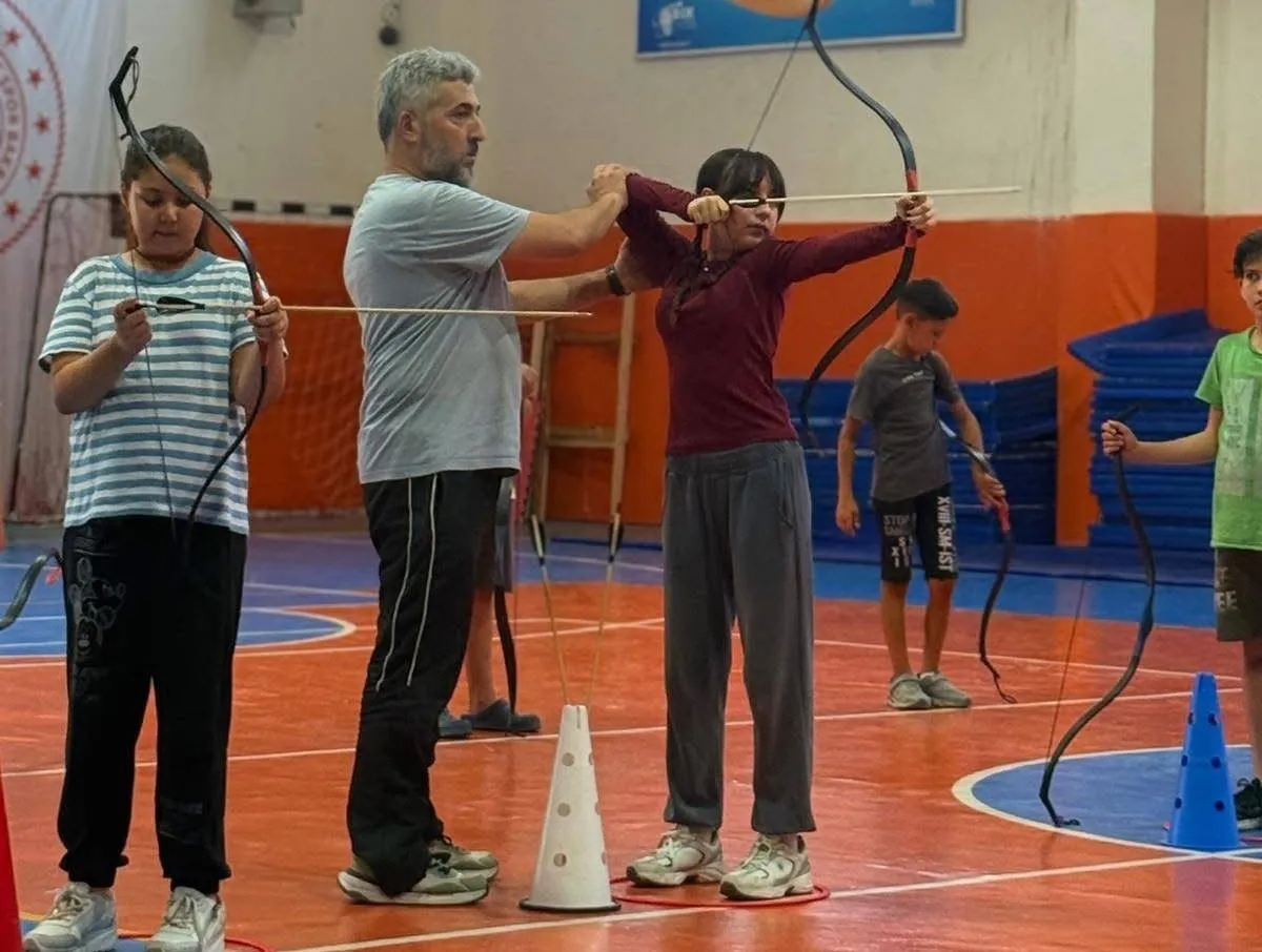 Sarıgöl'de genç okçular yay gerdi, hedefleri on ikiden vurdu