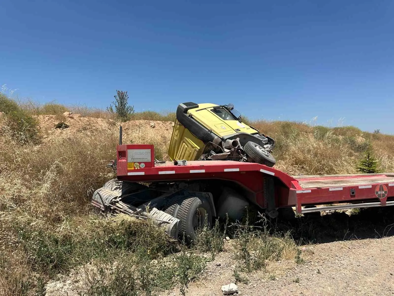 Uşak yolunda tır dehşeti: Direksiyon hakimiyetini kaybeden sürücü yaşam mücadelesi veriyor