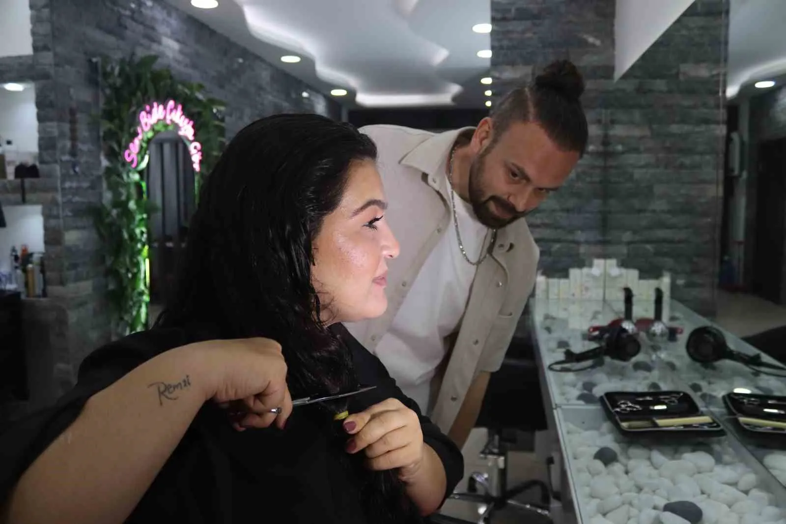 Beş yıllık emeğini bir çocuğun gülüşüne adadı: Saçlarını kanser hastaları için bağışladı