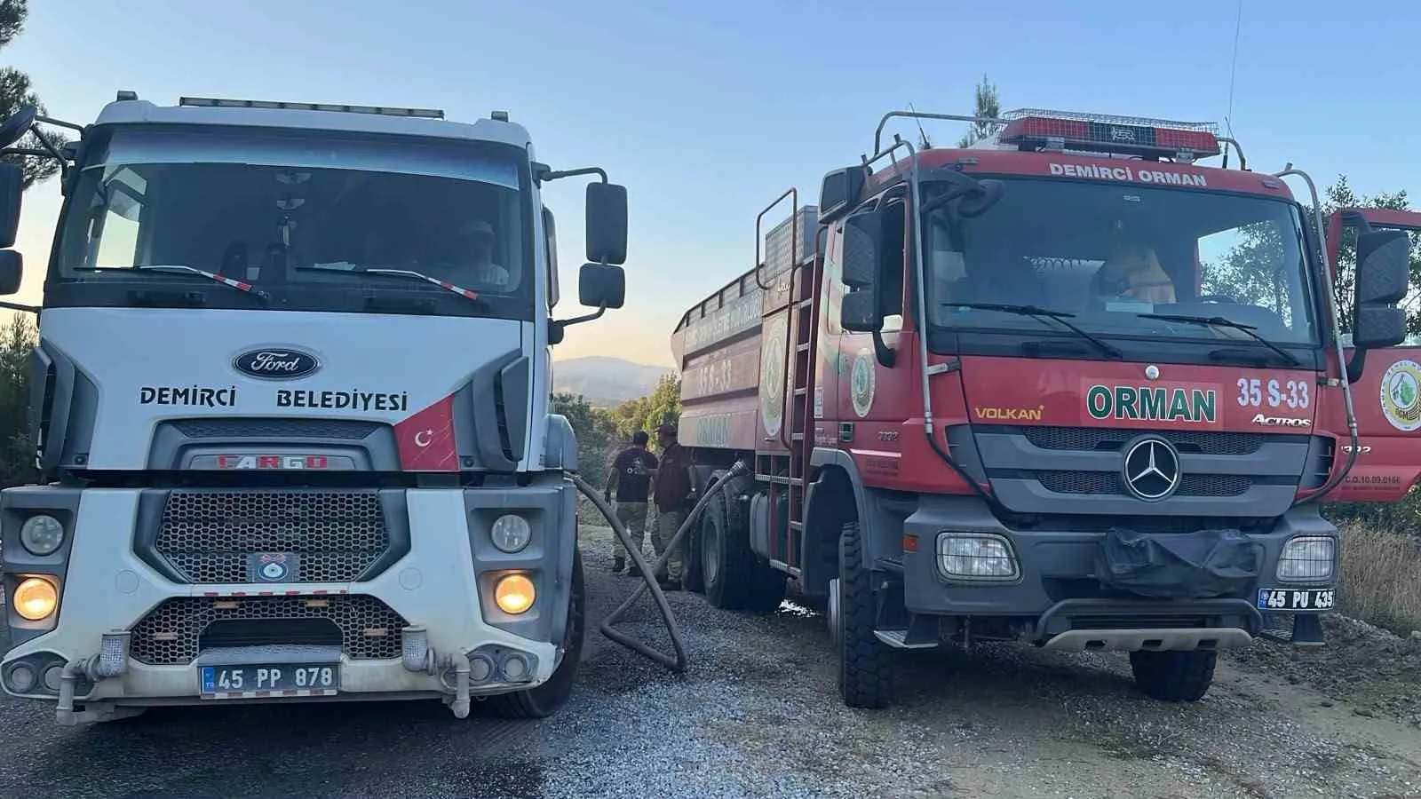 Manisa ormanlarında korkutan yangın: Köylüler traktörleriyle yardıma koştu