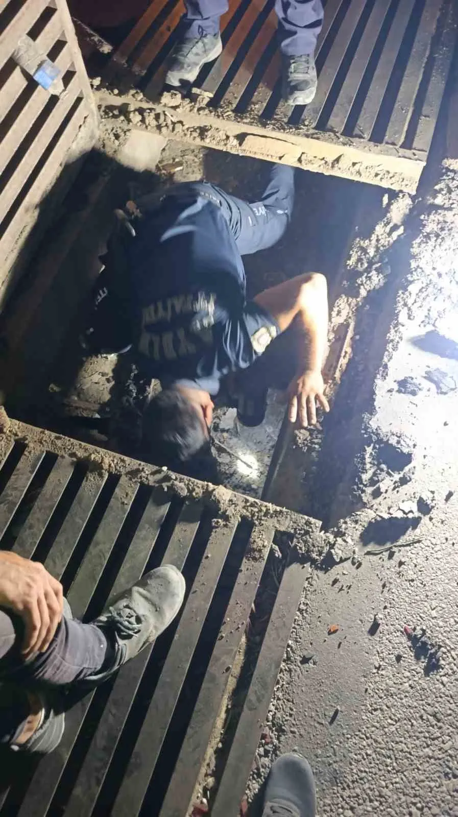 Efeler'de nefes kesen kurtarma operasyonu: Üç gün sonra gelen mutluluk